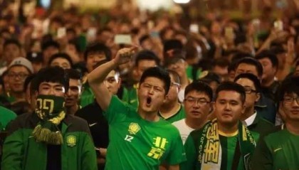  AC米兰主场溃败，球迷高呼教练下课  