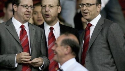  曼联球迷倒戈抗议管理层，要求格雷泽家族出售股权  