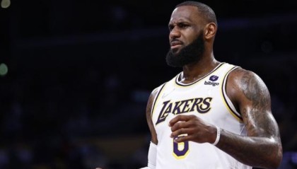  詹姆斯50分逆转火箭，湖人锁定西部榜首  